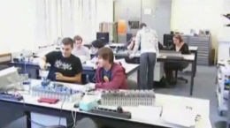 Berufsinfo-Video - visueller Betriebsbesuch. hold the line please