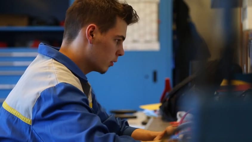 Berufsinfo-Video - berufsreise.at präsentiert: Lehrlingsportrait Mechatronik - Automatisierungstechnik