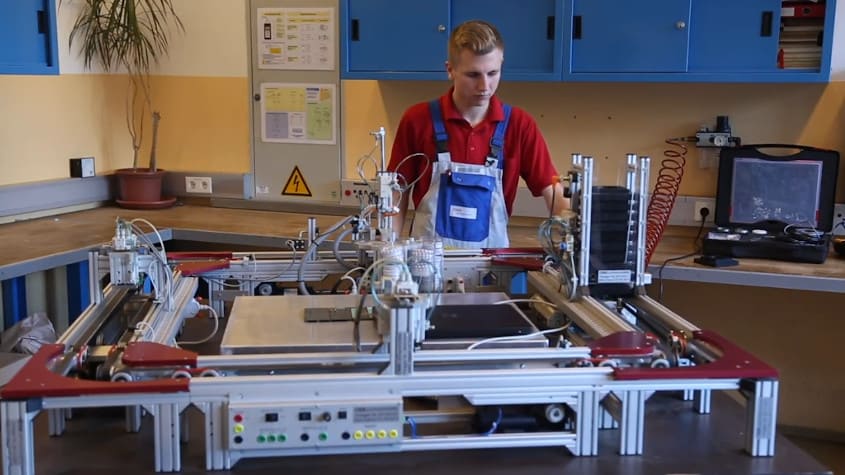 Berufsinfo-Video - berufsreise.at präsentiert: Lehrlingsportrait Elektronik - Angewandte Elektronik