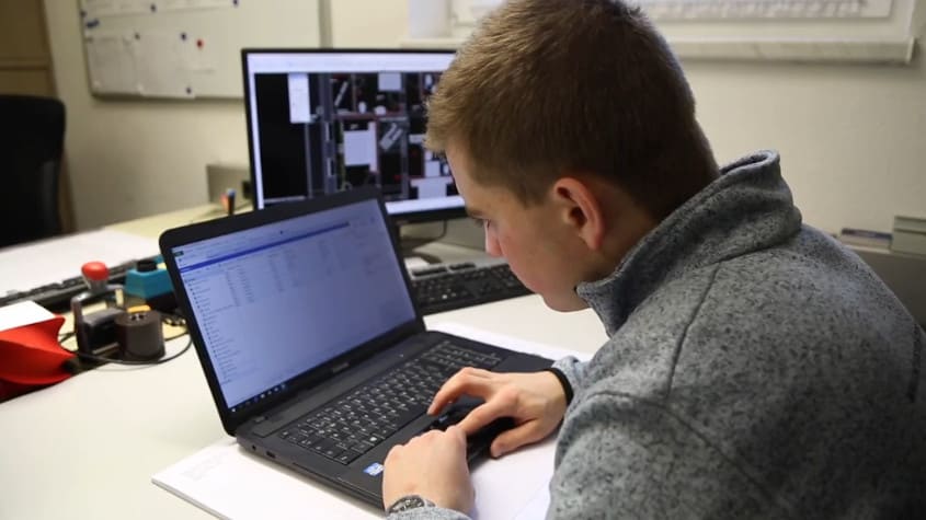 Berufsinfo-Video - berufsreise.at präsentiert: Lehrlingsportrait Elektrotechnik - Elektro- und Gebäudetechnik